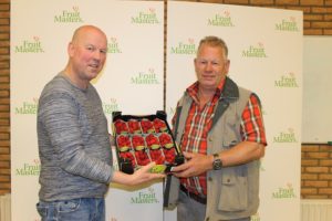 Teler Gerard Vos (R) overhandigd de eerste Kwanza frambozen aan Henk van Oosteren (L) .