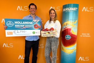 Brandmanager Morgana Tim Kievits en Limore Noach, directeur van Stichting ALS Nederland bij de overhandiging van het eerste kistje.